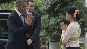 Aung San Suu Kyi accueille Barack Obama à son domicile de Rangoun, le 19 novembre 2012