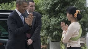 Aung San Suu Kyi accueille Barack Obama à son domicile de Rangoun, le 19 novembre 2012