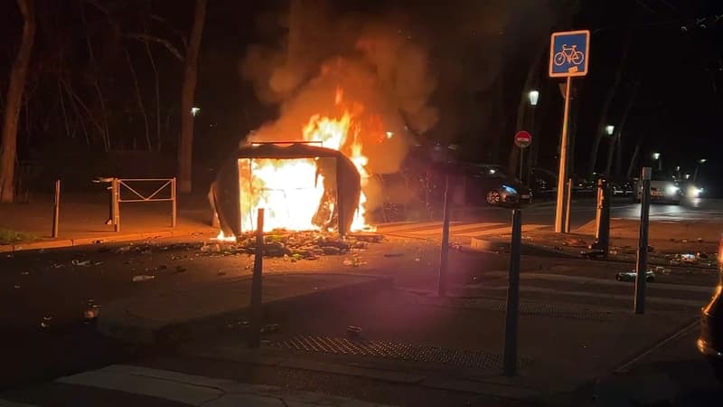 Des poubelles ont été incendiées dans la manifestation nocturne à Lyon le jeudi 23 mars 2023.