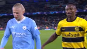 Erling Haaland donne son maillot à contrecœur à Mohame Camara à la mi-temps de Manchester City-Berne (3-0, Ligue des champions), le 7 novembre 2023
