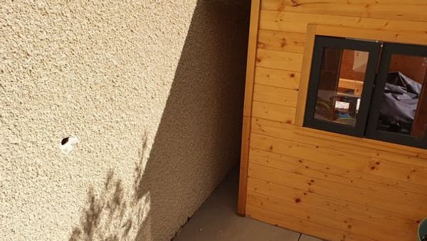 L'impact de la balle dans la façade de la maison de cette famille de Haute-Savoie.