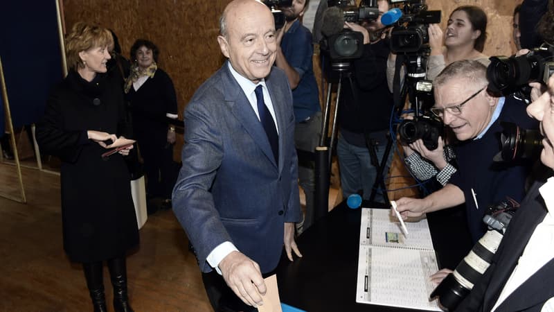 Alain Juppé vote à la primaire de la droite, le 20 novembre.