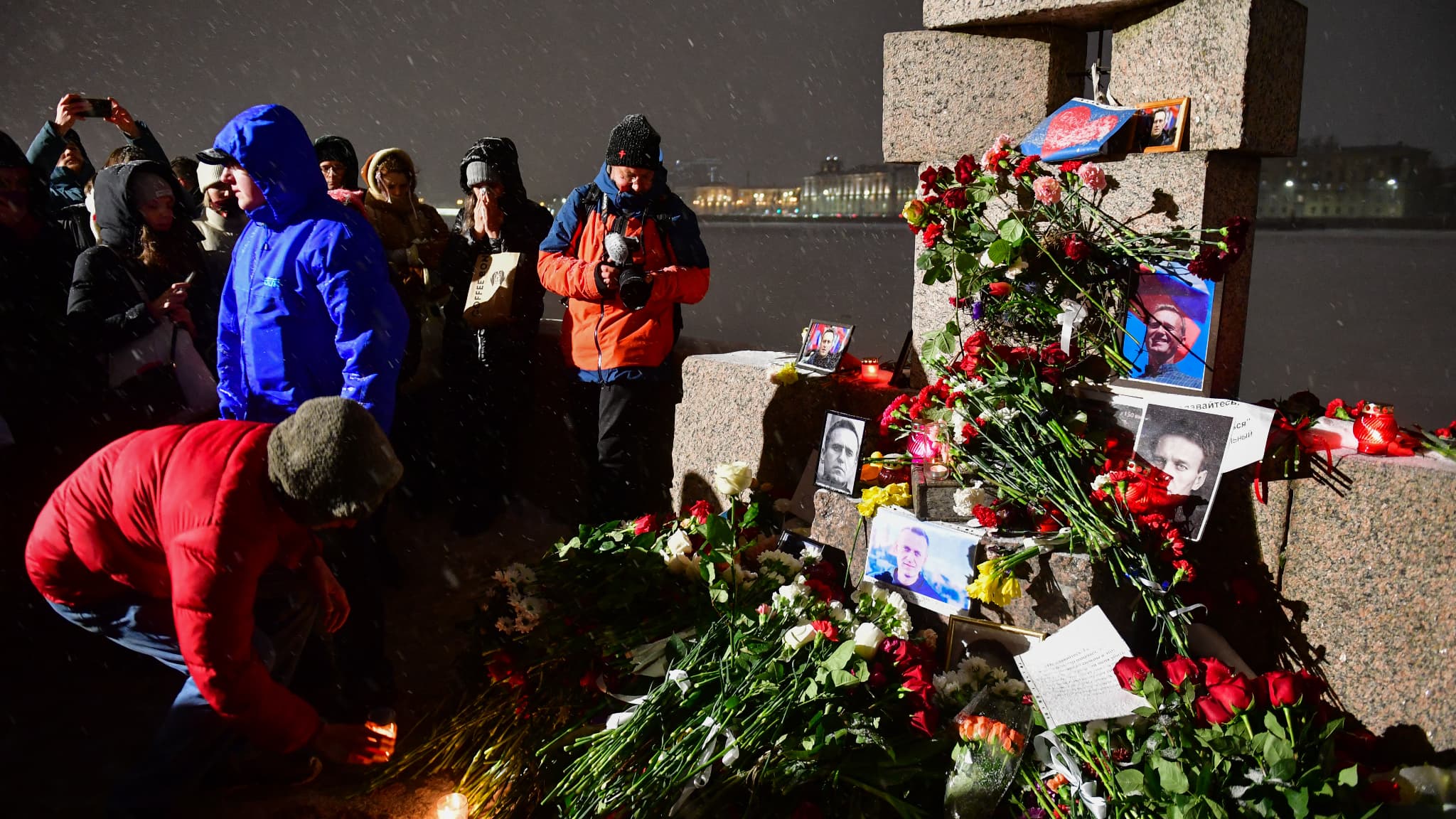 Des personnes se rassemblent devant un mémorial improvisé pour l'opposant russe Alexei Navalny, à Saint-Pétersbourg, le 16 février 2024