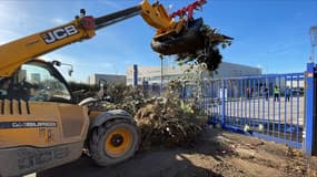 Une plateforme logistique de Carrefour bloquée à Salon-de-Provence par les agriculteurs, vendredi 26 janvier.