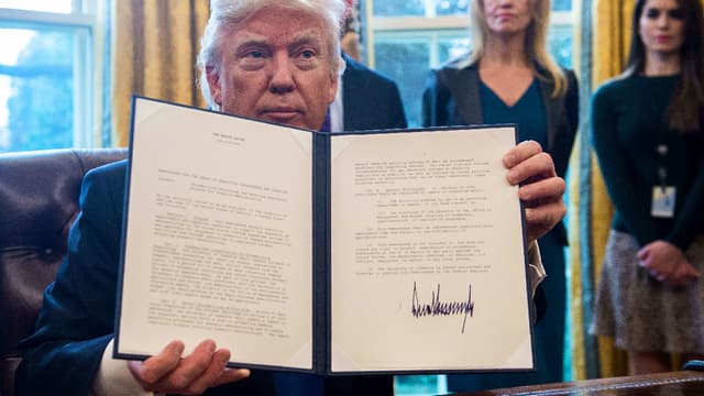 Le nouveau président des États-Unis vient de signer deux décrets autorisant la construction à travers le pays de deux oléoducs controversés.
