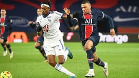 Mohamed Simakan face à Kylian Mbappé