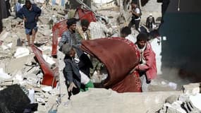 Des Yéménites récupèrent des biens des débris des maisons détruites par les raids aériens conduits par l'Arabie saoudite, le 1er mai 2015 à Sanaa, la capitale du pays