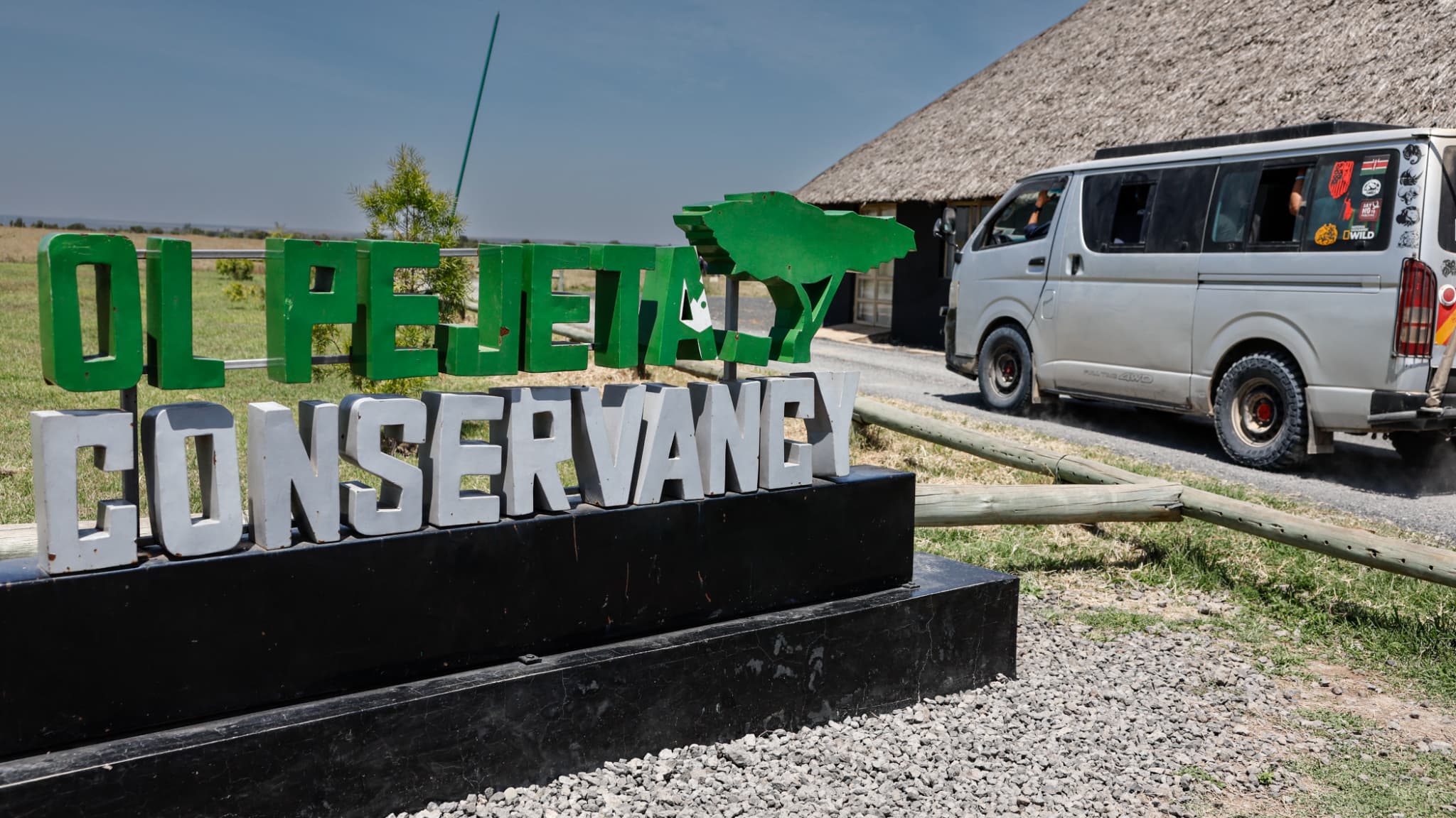 Une camionnette entre dans la réserve naturelle d'Ol Pejeta, dans le comté de Laikipia, Kenya, le 6 février 2025. Une camionnette entre dans la réserve naturelle d'Ol Pejeta, dans le comté de Laikipia, Kenya, le 6 février 2025.