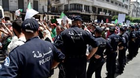 Policiers devant une manifestation à Alger (illustration)