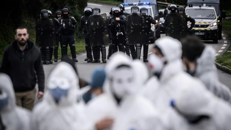 Des militants du groupe écologiste français "Les Soulevements de la Terre" (SLT) dispersés par des policiers après avoir manifesté devant un site Lafarge à Saint-Herblain, le 11 décembre 2023 en Loire-Atlantique. Image d'illustration