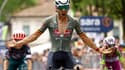 Le Belge Dries De Bondt de l'équipe Alpecin-Fenix célèbre après avoir franchi la ligne d'arrivée de la 18e étape de la course cycliste Giro d'Italia 2022, 156 km de Borgo Valsugana à Trévise, le 26 mai 2022.