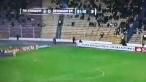 Une ombre apparaît (au centre de l'image dans les gradins), lors d'un match de football en Bolivie.