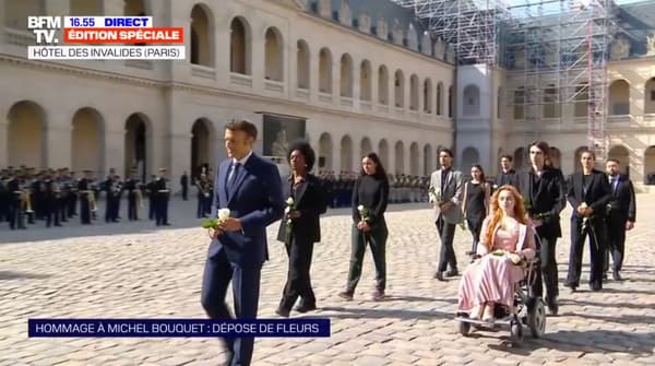 Emmanuel Macron dépose une rose blanche au pied du portrait de Michel Bouquet