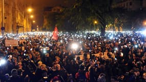 Des manifestants hongrois brandissent leur téléphone portable, dimanche à Budapest, pour protester contre le projet de taxe Internet.