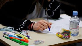 Une étudiante attend le sujet de philosophie, le 18 juin 2018 au lycée Fresnel à Caen. 