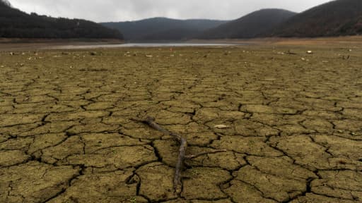 Le 22 janvier 2014, le lit asseché du lac Badovc, au Kosovo, qui alimente Pristina en eau.