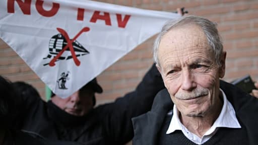 L'écrivain italien Erri de Luca (d) avec un opposant (g) au chantier du tunnel Lyon-Turin, le 28 janvier 2015 à Turin