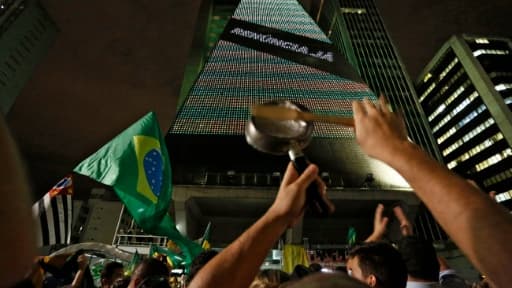 Des manifestants réclament la destitution de la présidente Dilma Rousseff et la démission de Lula da Silva, nommé ministre, à Sao Paulo, au Brésil, le 16 mars 20146