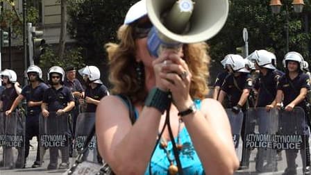 Manifestation jeudi dans le centre d'Athènes. Les avions étaient cloués au sol jeudi en Grèce et seul un service minimum était assuré dans les hôpitaux dans le cadre d'une journée d'action de la fonction publique contre la réforme du code du travail. /Pho