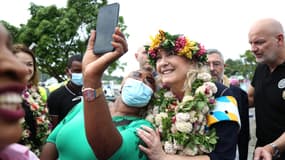 Marine Le Pen (RN), candidate à la présidentielle, pose pour un selfie à Mamoudzou, le 16 décembre 2021 à Mayotte