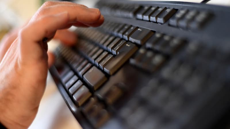 Un employé tape sur un clavier au siège du géant de la sécurité Internet Kaspersky à Moscou, en Russie, le 17 octobre 20216
