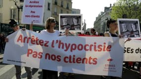 Une manifestation contre la loi pénalisant les clients des prostitué.e.s en France le 8 avril 2017 à Paris.
