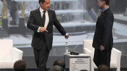 Le président russe Dmitri Medvedev et Nicolas Sarkozy à Saint-Pétersbourg. Paris et Moscou ont signé samedi des accords pour cinq milliards d'euros d'investissements - trois milliards d'investissements français en Russie et deux milliards d'investissement