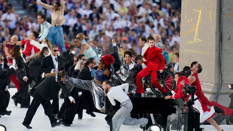 Christine and the Queens lors de la cérémonie d'ouverture des Jeux paralympiques 2024