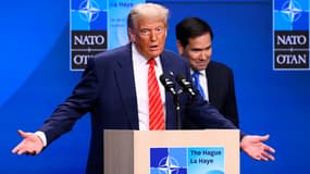 Donald Trump  entouré du secrétaire d'État américain Marco Rubio, à une conférence de presse lors du sommet de l'Organisation du traité de l'Atlantique Nord (OTAN) à La Haye, le 25 juin 2025.