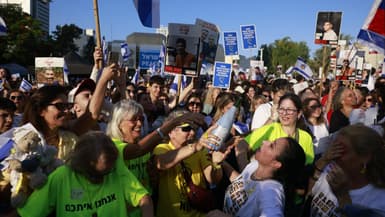 Des Israéliens célébrant la libération de sept premiers otages par le Hamas, sur la place des Otages à Tel Aviv (Israël) le 13 octobre 2025.