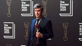 L'auteur britannico-hongrois David Szalay, vainqueur du Booker Prize 2025, le 10 novembre 2025 à Londres.