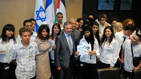 Le président de l'Assemblée nationale Bernard Accoyer (au centre) a reçu mardi à Paris vingt-deux jeunes Israéliens et Palestiniens. Ces jeunes âgés de 15 à 18 ans ont présenté un plan de paix dans lequel ils appellent leurs dirigeants à conclure rapideme