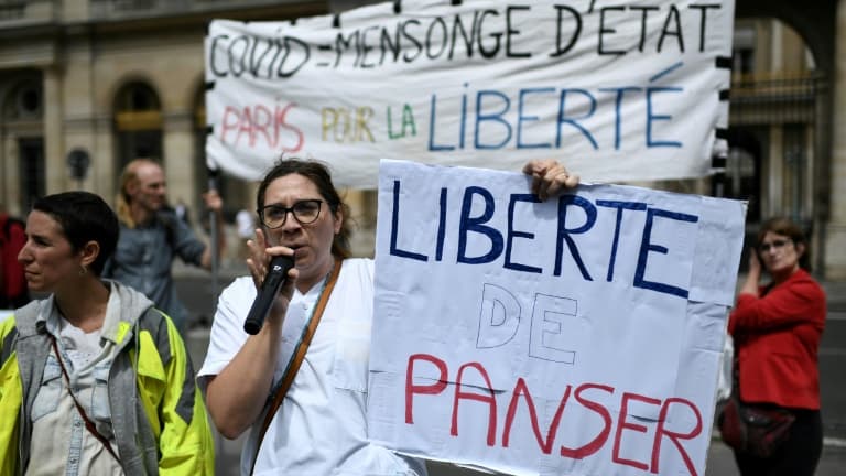 Manifestation contre la loi instaurant une obligation vaccinale pour les soignants devant le Conseil constitutionnel à Paris le 5 août 2021 (Photo d'illustration).