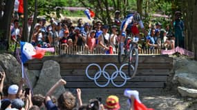 Le saut de Victor Koretzky devant la foule lors de l'épreuve olympique de VTT, le 29 juillet 2024