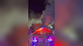 L'hôtel des Grandes Alpes, à Courchevel 1850 (Savoie), en proie aux flammes le mardi 27 janvier 2026.