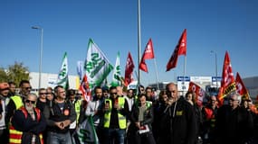 Des salariés de Michelin manifestent devant l'usine de Clermont-Ferrand, le 8 novembre 2024
