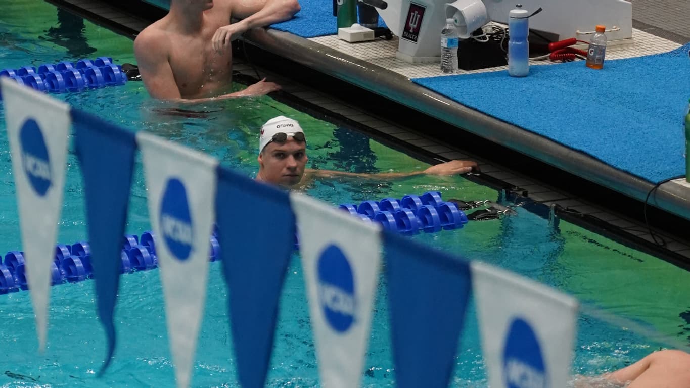 Léon Marchand (bonnet blanc) ce mardi matin à l'entraînement à Indianapolis, avant les champions universitaires américains (le 26/03/2024)