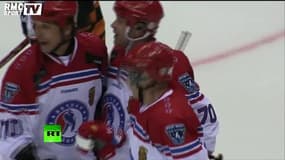 Poutine brille lors d’un match de hockey-sur-glace