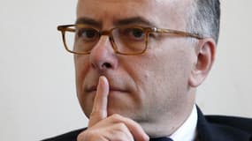 Bernard Cazeneuve a estimé que les aveux de Jérôme Cahuzac, qui a admis avoir un compte bancaire à l'étranger, ne constituent pas une affaire d'Etat. Le successeur à Bercy de l'ancien ministre socialiste du Budget a réaffirmé que l'exécutif socialiste ign