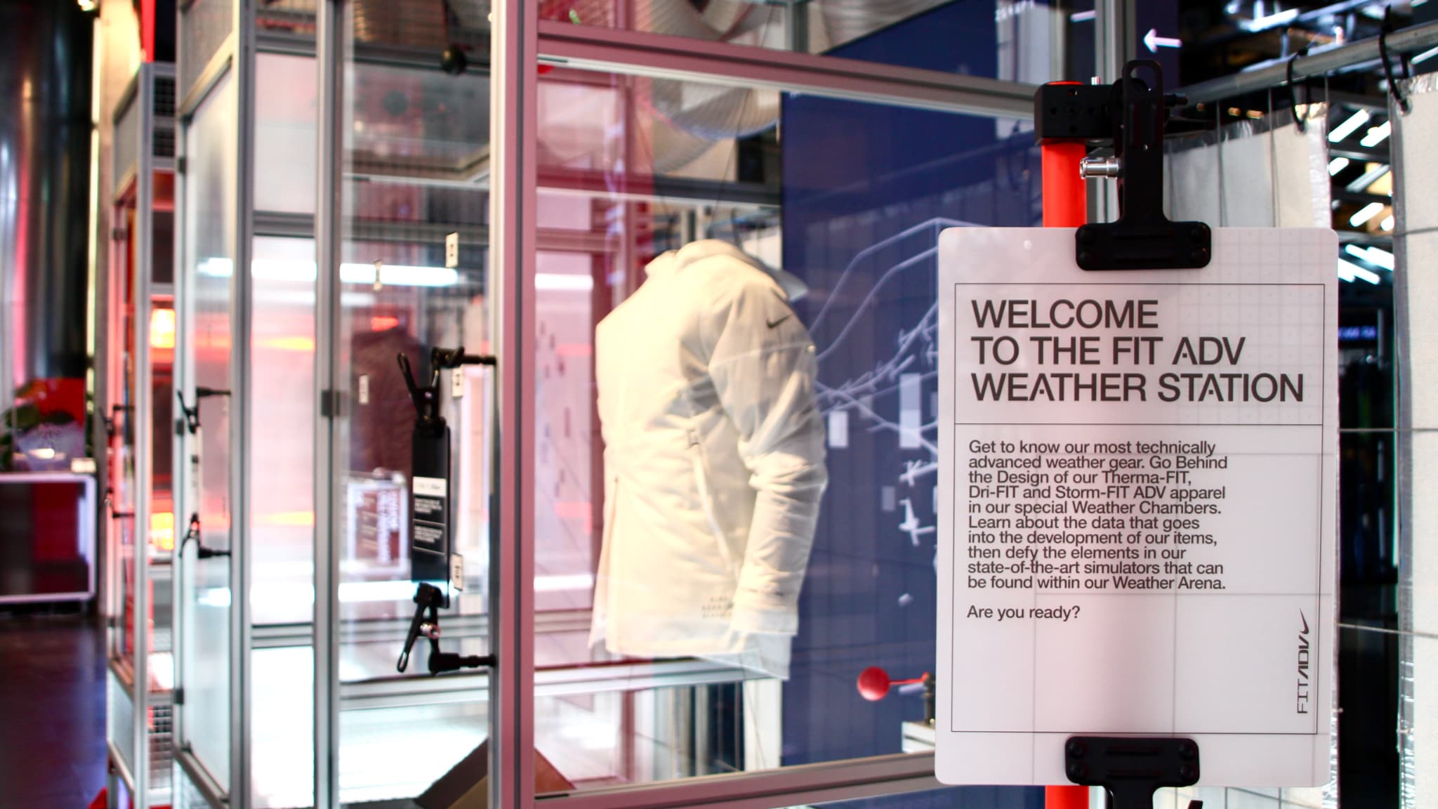 Découvrez la Weather Station, expérience immersive de la campagne Weatherized à la Nike House of Innovation. 