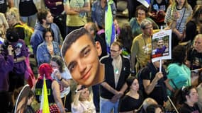 Un manifestant tient une pancarte montrant le visage de l'otage israélien Edan Alexander lors d'une manifestation appelant à une action pour libérer les autres otages détenus à Gaza depuis les attaques du 7 octobre 2023, le 15 mars 2025.