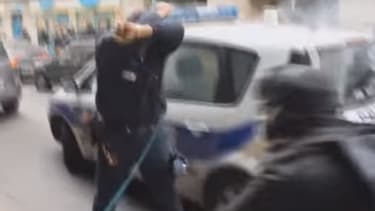 "Kung Fu Cop" lors de l'attaque de sa voiture de police par des casseurs