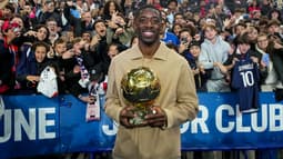 Ousmane Dembélé avec son Ballon d'or au Parc des Princes, le 27 septembre 2025.