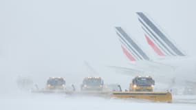 Chasse-neige sur le tarmac d'Orly, où plusieurs vols ont été annulés, le 7 janvier 2026