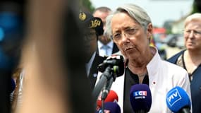 La ministre de l'Education Elisabeth Borne s'adresse à la presse à son arrivée à Nogent, en Haute-Marne, où une surveillante est décédée après avoir été poignardée par un élève de 14 ans, le 10 juin 2025