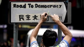 Un manifestant prodémocratie maquille un panneau de signalisation à Causeway Bay, un district de Hong Kong.