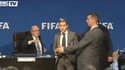 Fifa : un inconnu jette des billets de dollars sur Blatter