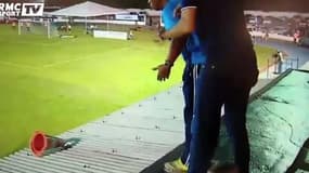 Expulsé, l’entraîneur donne ses consignes depuis le toit du stade
