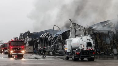 Une usine détruite par un incendie mortel à Trikala en Grèce le 26 janvier 2026