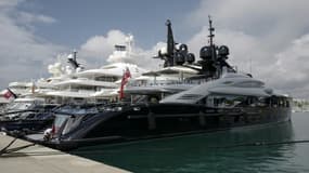 Des yachts au "quai des milliardaires" à Antibes, le 3 juillet 2020
